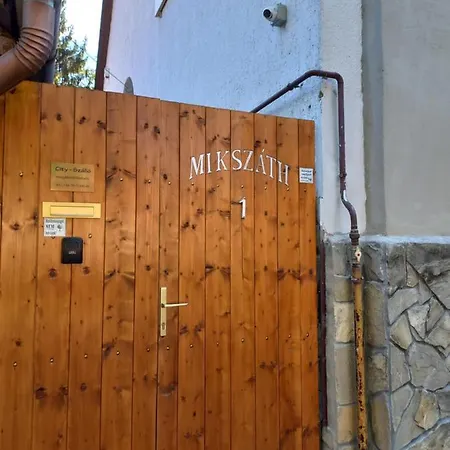 Szallo *